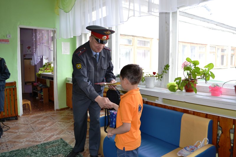 Полицейский беседует с детьми