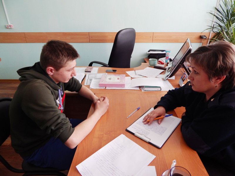 Полицейский ругает ребенка