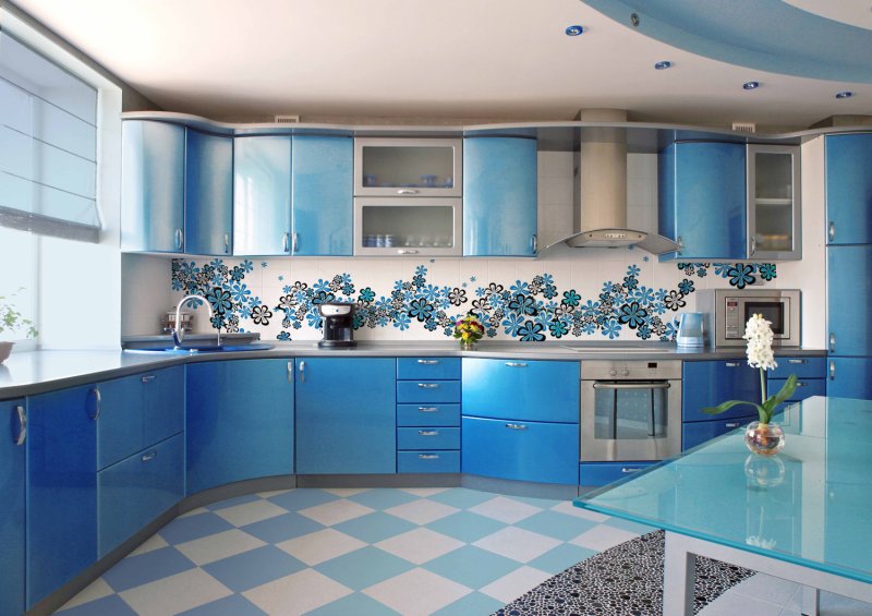 Кухня с ярким фартуком