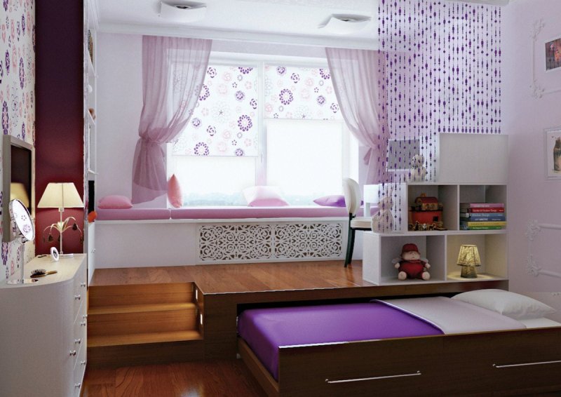 Комната с подиумом у окна