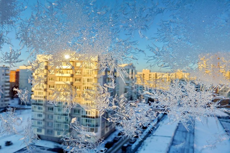 Чашка чая на подоконнике