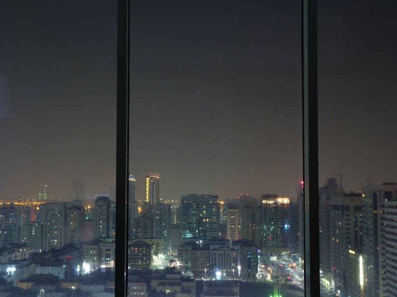 Вид ночного города из окна