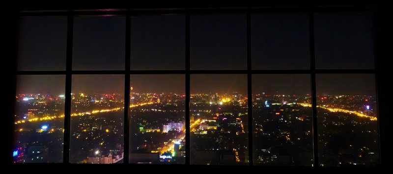 Панорамное окно ночью