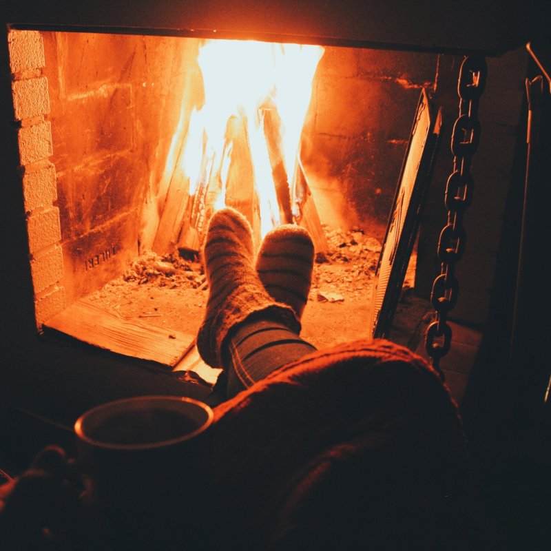 Под пледом у камина