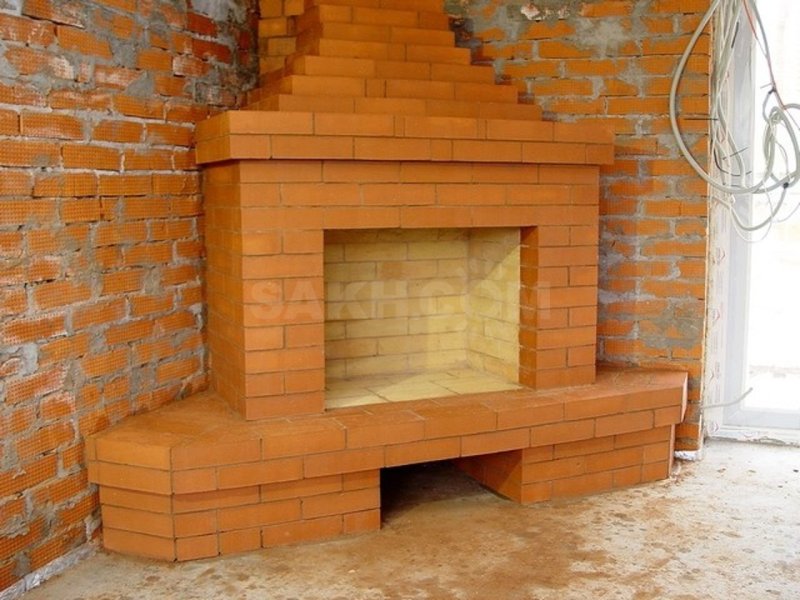Угловые камина из кирпича