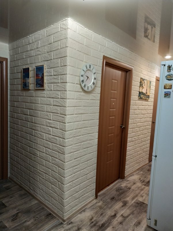 Декоративный кирпич в прихожей