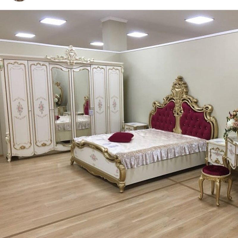 Красивый спальный гарнитур