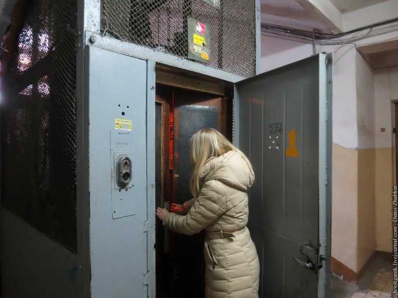 Лифт с распашными дверями