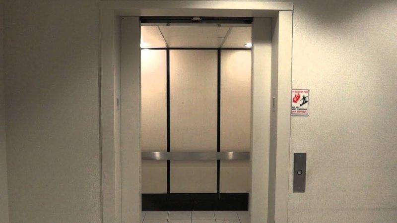 Лифт с открытыми дверями