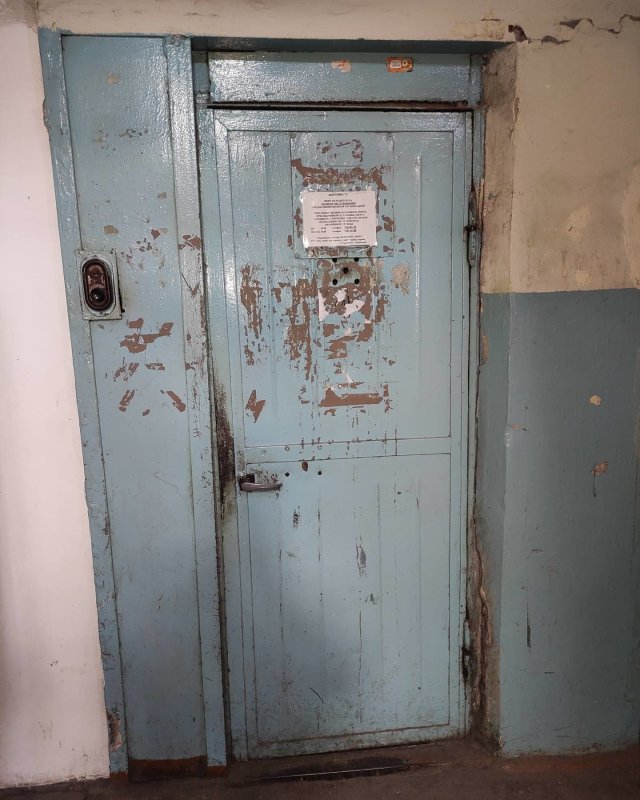 Старый лифт с распашными дверями
