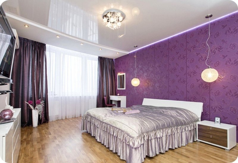 Фиолетовый потолок в спальне
