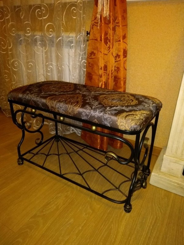 Кованые банкетки в прихожую