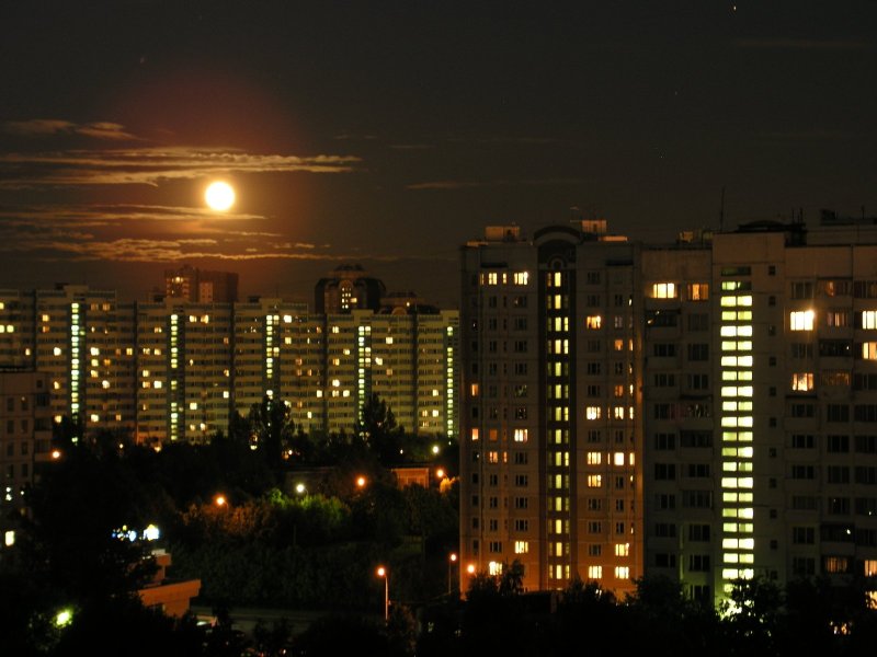 Многоэтажный дом ночью