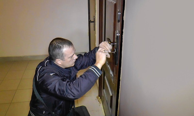 Врезка замков в железную дверь