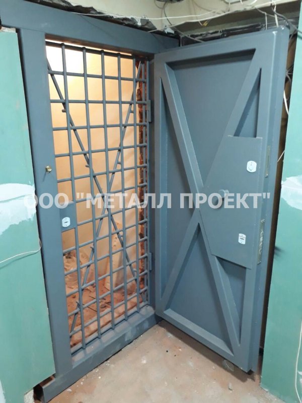 Двери КХО С окном для выдачи оружия