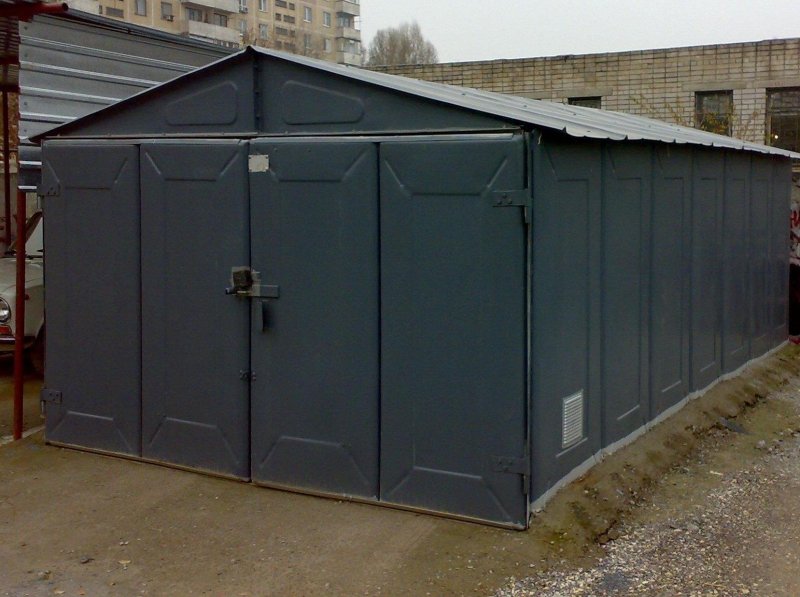 Серый металлический гараж