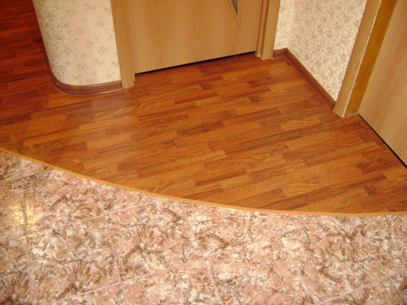 Плитка и ламинат в прихожей комбинирование