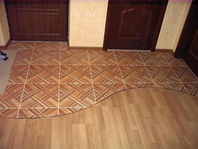 Плитка с линолеумом в коридоре