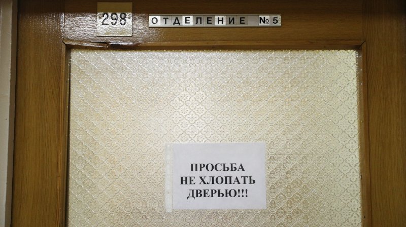 Человек заглядывает в дверь