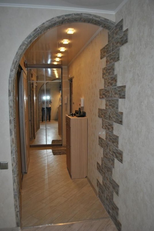 Арки в коридоре квартиры