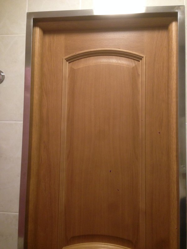 Белая дверь в ванную