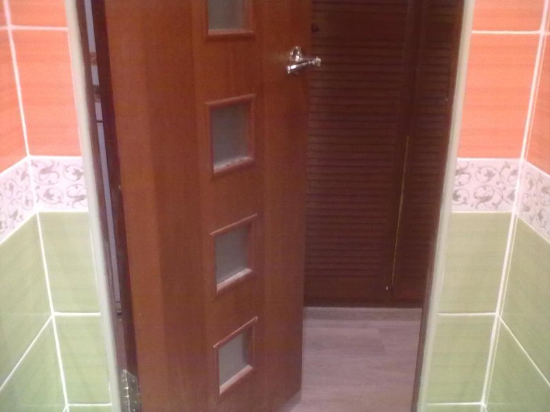 Отделка двери в ванной