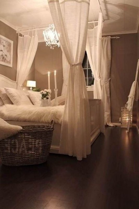 Постель с лепестками роз