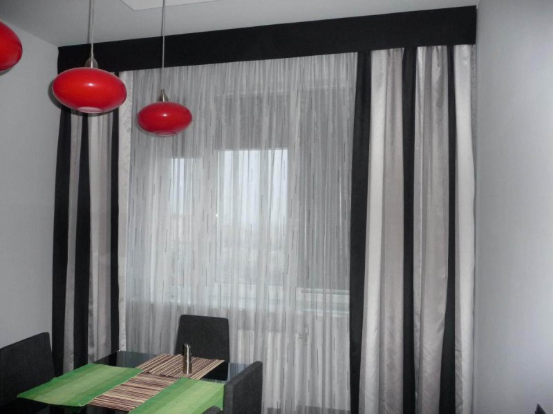 Черный карниз для штор в интерьере