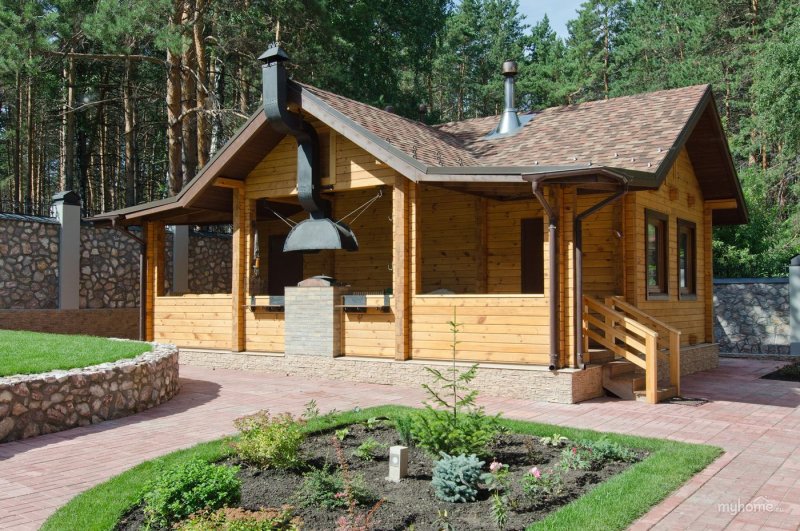 Баня с террасой и барбекюшницей