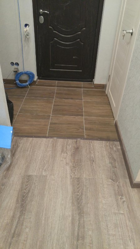 Белая плитка в прихожей