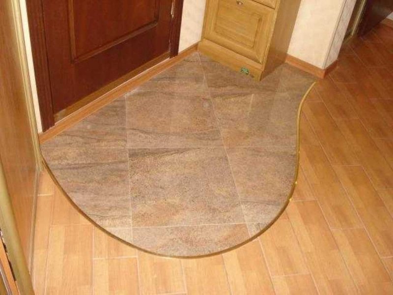 Плитка с линолеумом в коридоре