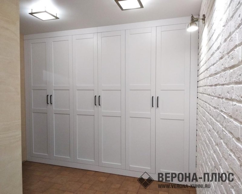 Встроенный шкаф с распашными дверями