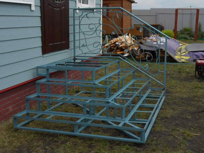 Металлическая лестница из уголка
