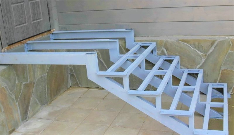 Ступеньки из уголка для крыльца