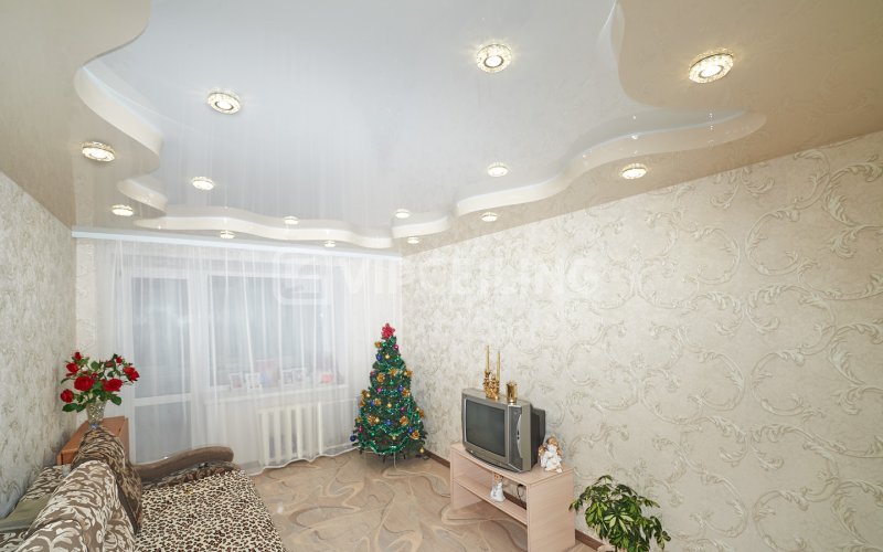 Натяжные потолки для зала в хрущевке