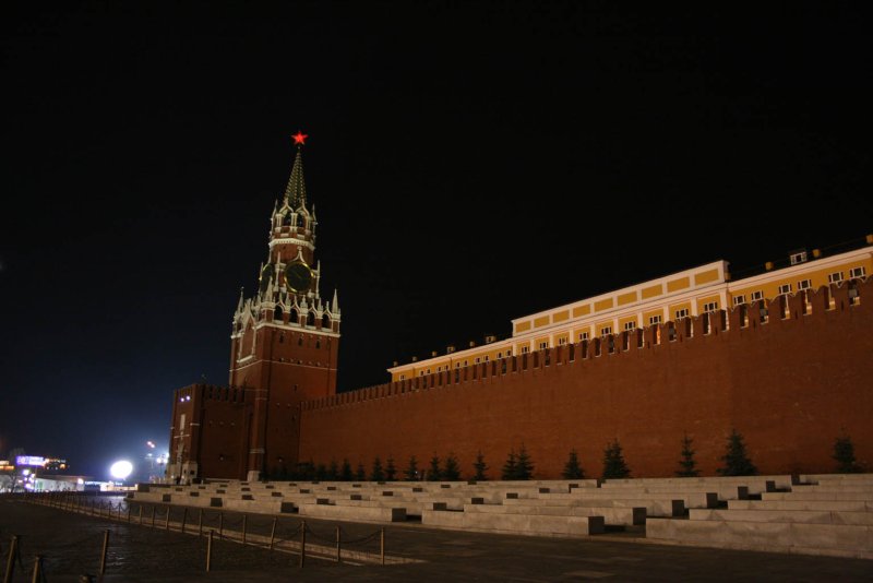Красная кирпичная стена