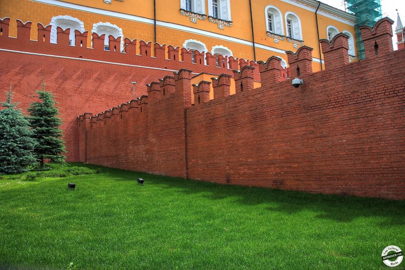 Красно белая стена