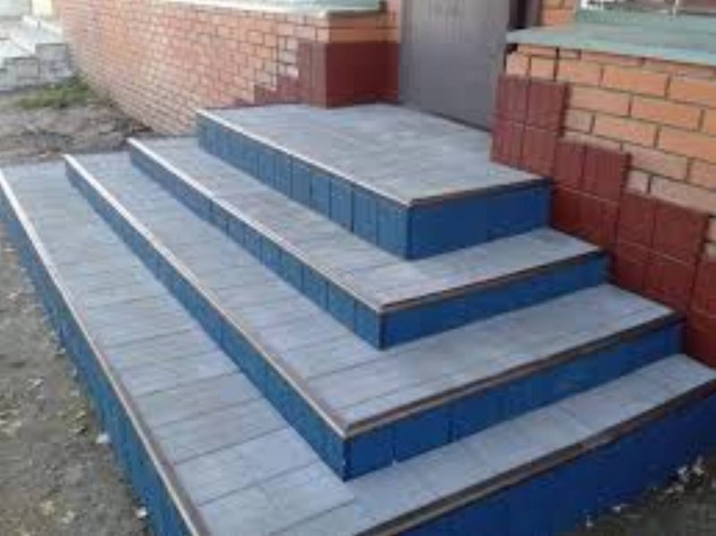 Отделка ступеней крыльца тротуарной плиткой 30/30