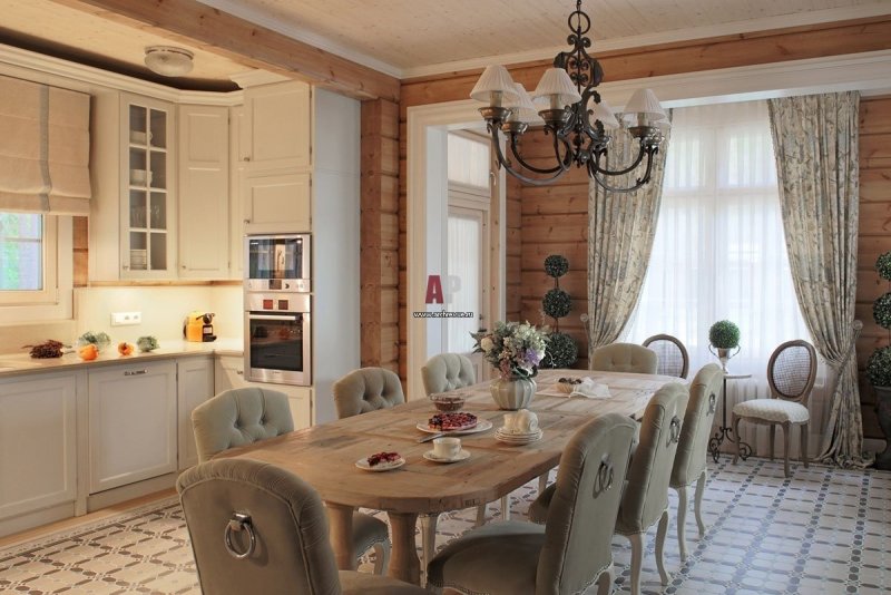 Светлая кухня в деревянном доме