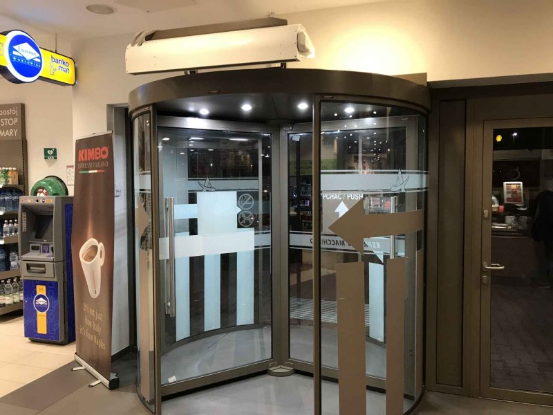 Тепловая завеса для револьверных дверей