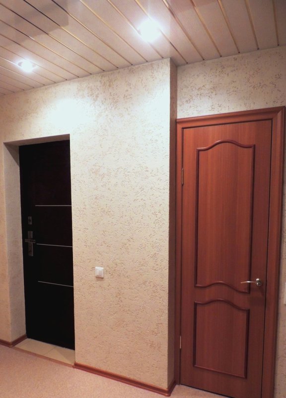 Декоративная штукатурка в прихожей
