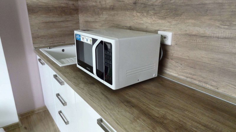Микроволновка на кронштейнах на кухне