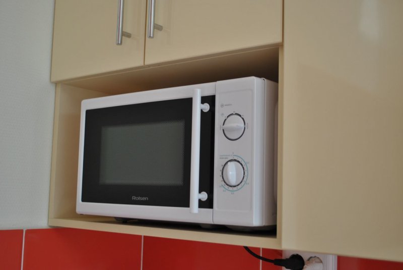 Микроволновая печь на серой кухне