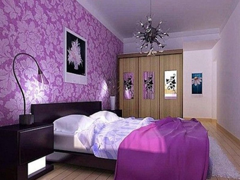 Зал с фиолетовым потолком
