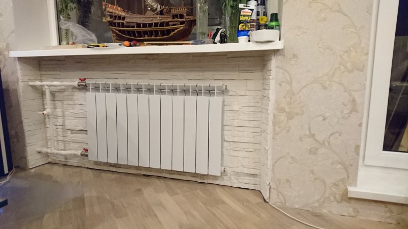Кухонный гарнитур у окна с батареей