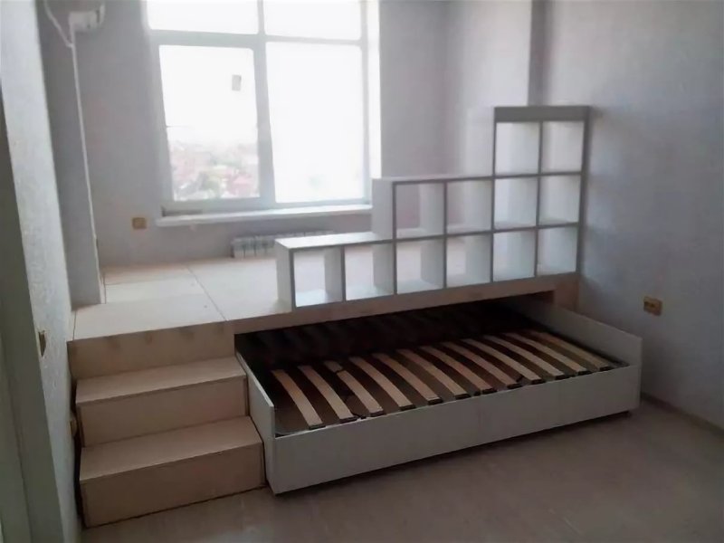 Высокая кровать в нише