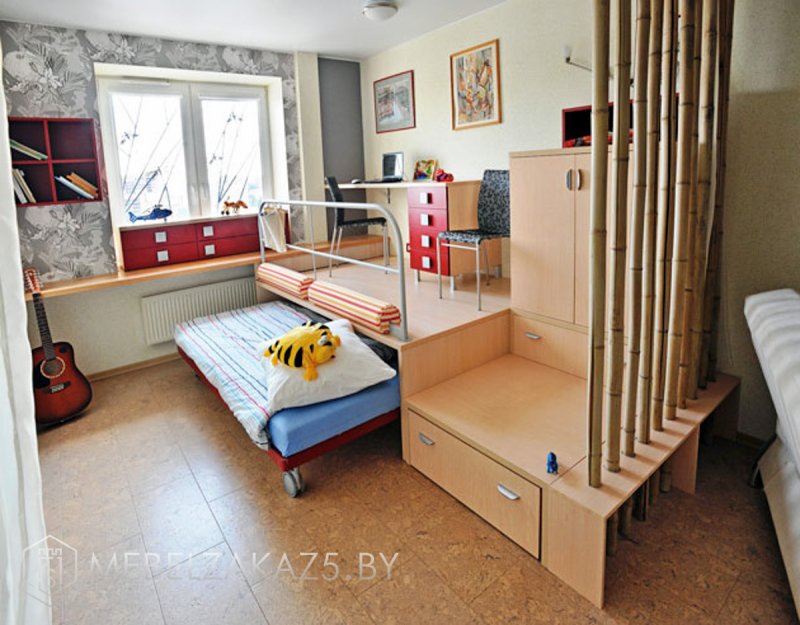 Подиум в спальне-гостиной 12 кв м