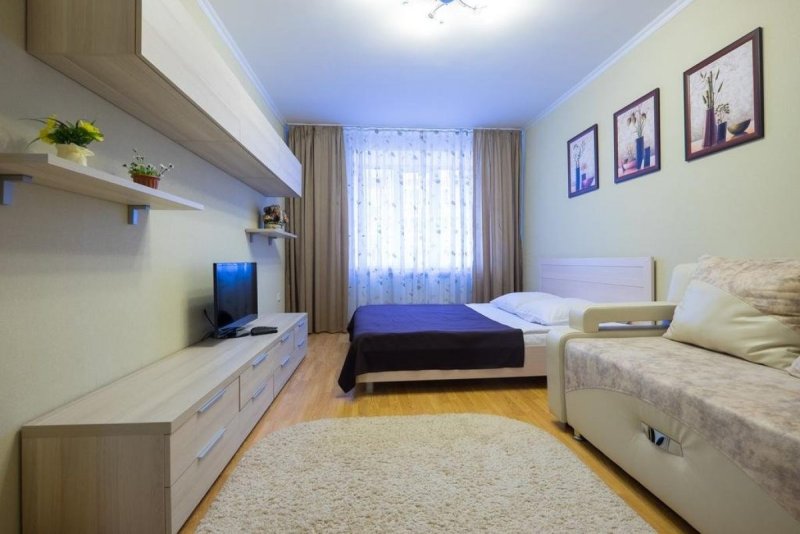 Планировка комнаты с кроватью и диваном