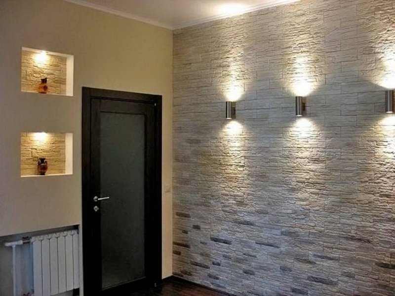 Прихожая отделанная камнем декоративным