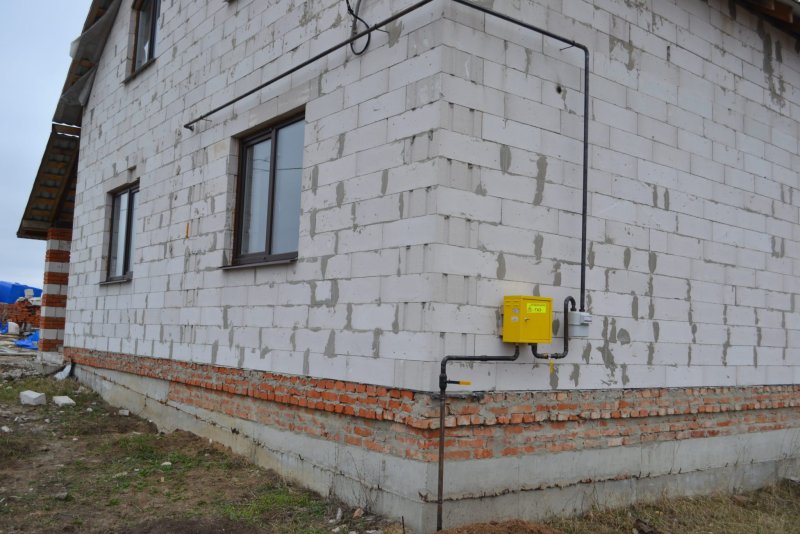 Газовая труба по фасаду